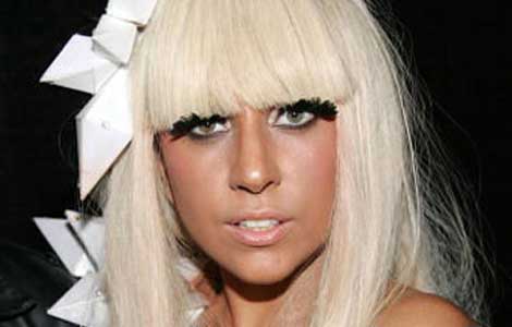  Gaga's gifts boyfriend stray cat