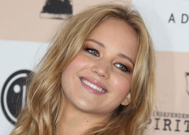 Jennifer Lawrence helps collapsed woman 