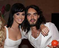 Russell Brand steps out without his wedding ring