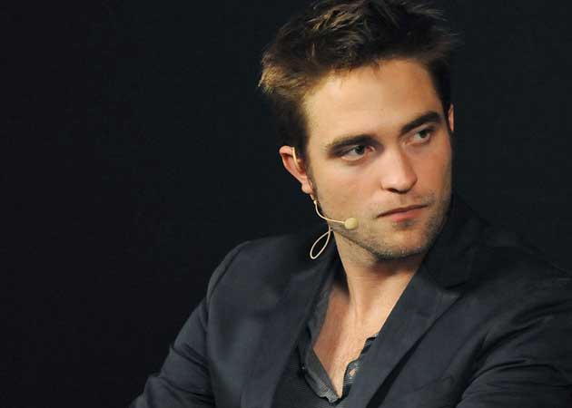 Robert Pattinson goes clubbing with 'girl pals'