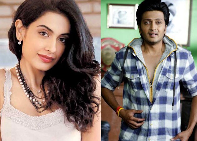Sarah Jane Dias mobbed and rescued by Riteish