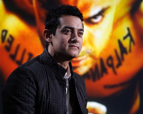 I have no intentions of kicking SRK off: Aamir