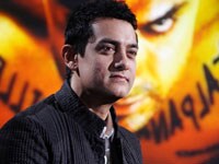 I have no intentions of kicking SRK off: Aamir