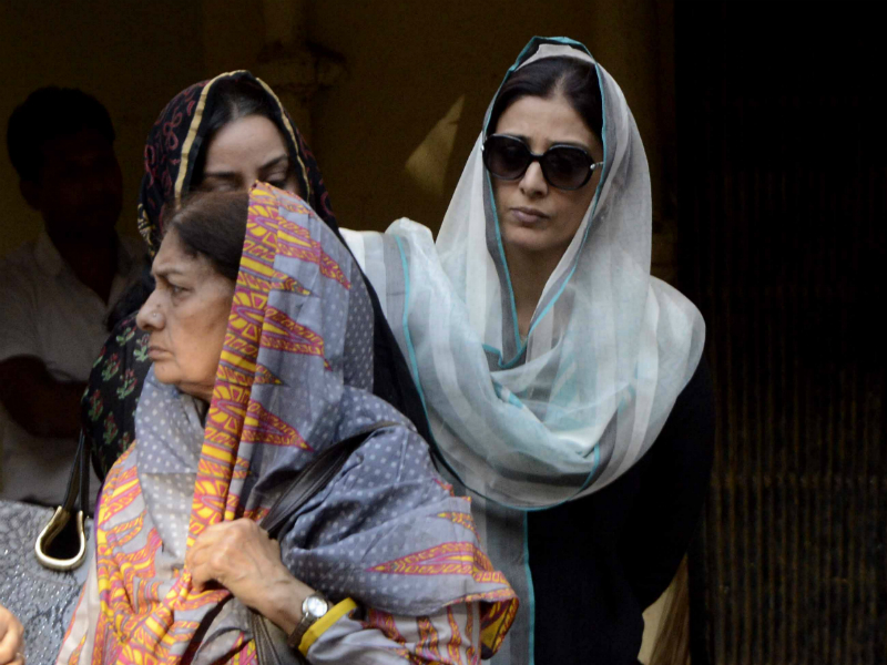 Tabu Attends Dara Singh's Wife's Funeral