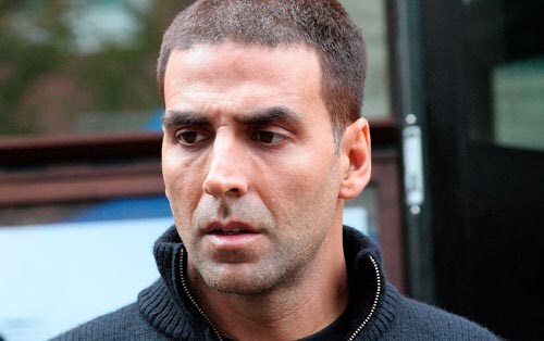 Akshay gets intimate with Ayesha