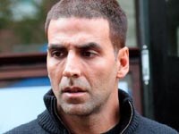 Akshay gets intimate with Ayesha 
