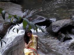 Exclusive: SRK's New Heroine Mahira Khan Shoots Fashion Campaign mahira800_253x190.jpg
