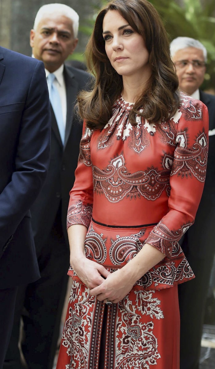 Kate Middletons India Outfits in 4 Pics