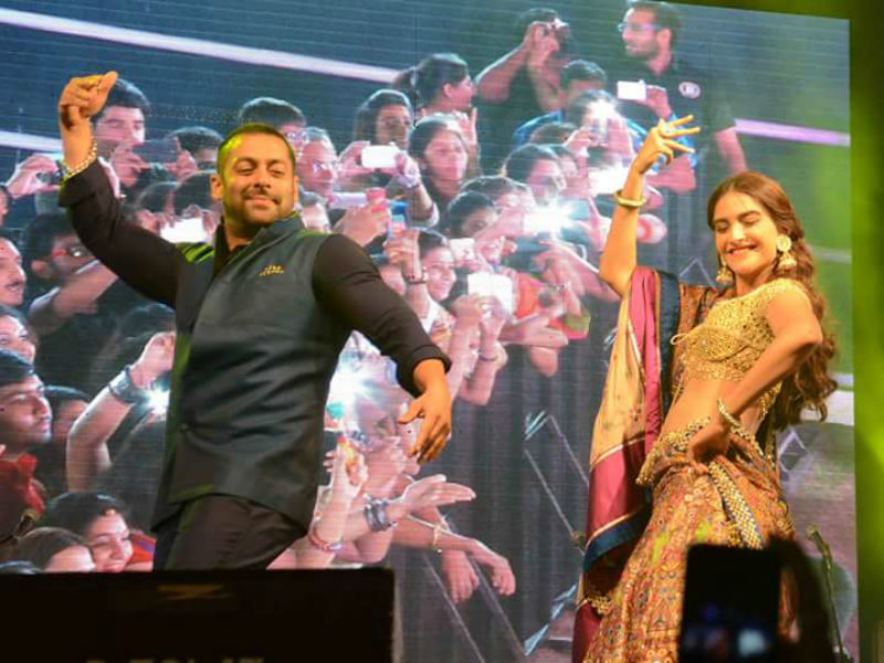 Sonam and Salman Dance For <i>Prem Ratan Dhan Payo</i>