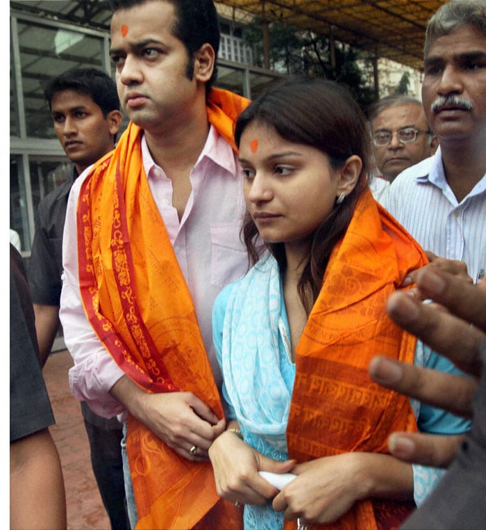 Rahul, Dimpy seek divine blessings