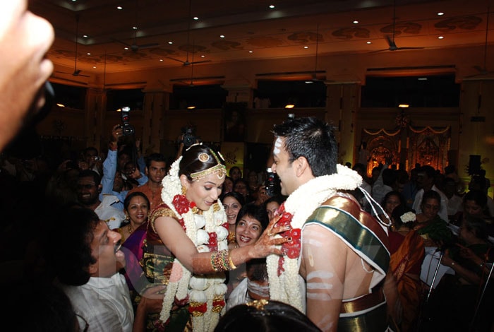 The couple exchanging garlands.