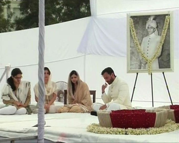 Saif with his sisters Saba, Soha and his daughter Sara.