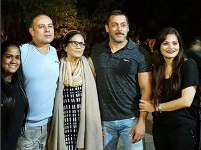 Salman, Akshay Celebrate New Year With Family