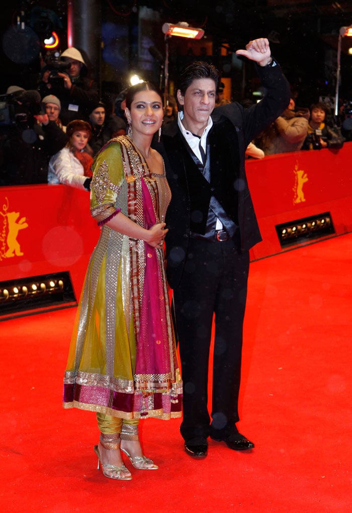 Красивая пара Болливуда SRKajol - Страница 11 Kajol-srk-redcarpet-b