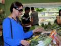 Photo : Even stars go veggie shopping