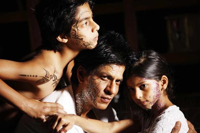 Special Pics : SRK and kids get henna tattoos