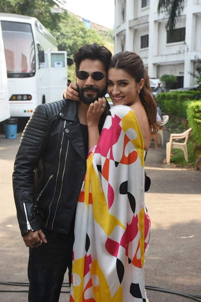 Varun Dhawan And Kriti Sanon Snapped Up During The Promotions Of