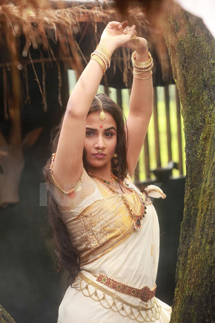 Vidya balan sexin saree