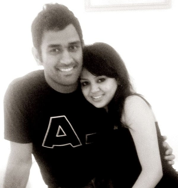 New Wallpaper Of MS Dhoni with wife Sakshi