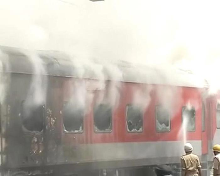 2-rajdhani-express-trains-catch-fire-at-new-delhi-railway-station