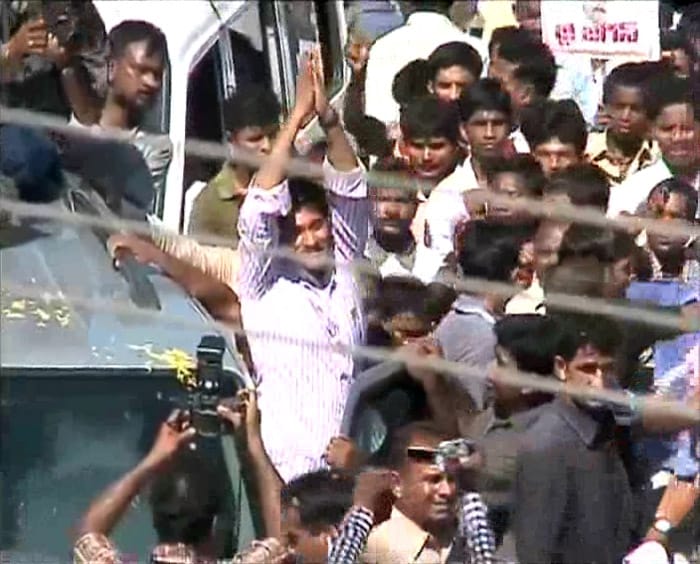 On YSR's birthday, Jagan begins defiant yatra