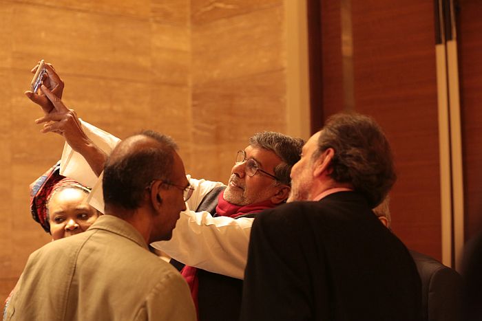 Six Nobel Laureates Pose for a 'Great Selfie'