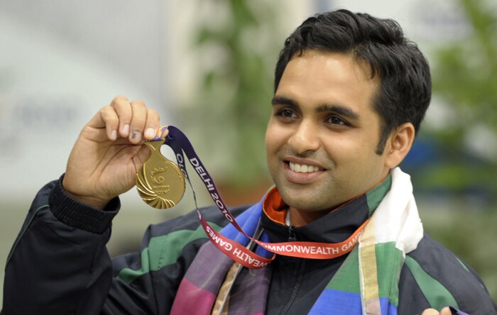 India&#39;s Omkar Singh poses with his medal at the awards ceremony for the men&#39;s 50m Pistol shooting at Dr Karni Singh Shooting Range of the XIX Commonwealth ... - 8