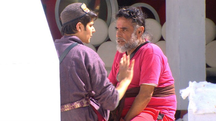 'बिग बॉस' के घर में आया कैप्टेंसी का तूफान, स्वामी ओम ने फिर पार की अपनी हद 'बिग बॉस' के घर में आया कैप्टेंसी का तूफान, स्वामी ओम ने फिर पार की अपनी हद