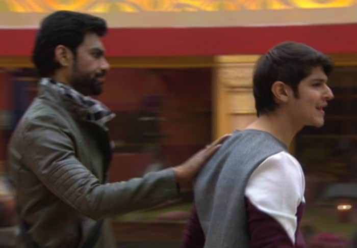 बिग बॉस 10: टास्क के दौरान रोहन मेहरा ने स्वामी ओम पर उठाया हाथ बिग बॉस 10: टास्क के दौरान रोहन मेहरा ने स्वामी ओम पर उठाया हाथ