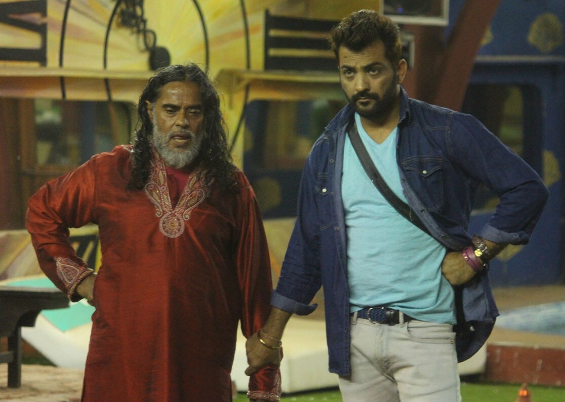 बिग बॉस 10: टास्क के दौरान रोहन मेहरा ने स्वामी ओम पर उठाया हाथ बिग बॉस 10: टास्क के दौरान रोहन मेहरा ने स्वामी ओम पर उठाया हाथ