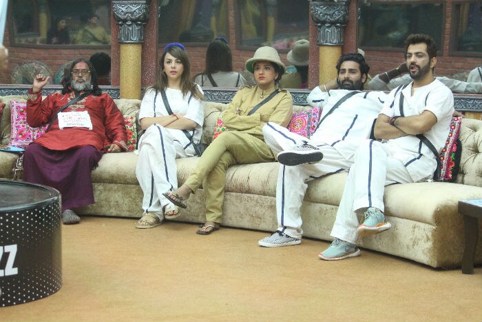 बिग बॉस 10 : टास्क के दौरान नितिभा से उलझे स्वामी ओम बिग बॉस 10 : टास्क के दौरान नितिभा से उलझे स्वामी ओम