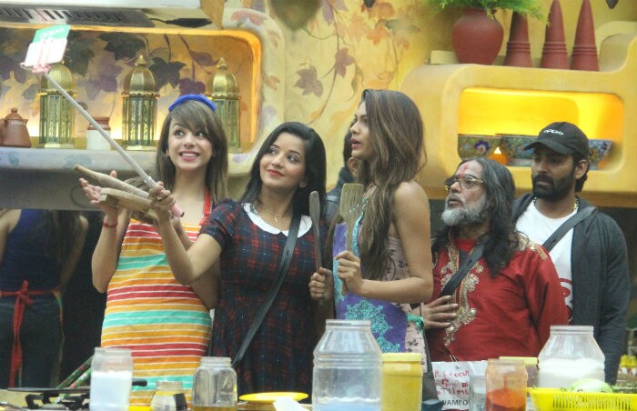 बिग बॉस 10 : टास्क के दौरान नितिभा से उलझे स्वामी ओम बिग बॉस 10 : टास्क के दौरान नितिभा से उलझे स्वामी ओम