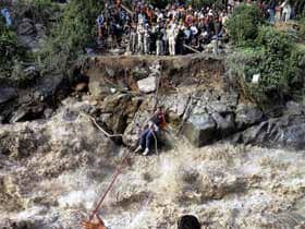 Uttarakhand: helicopters battle rain, thousands stuck in Badrinath