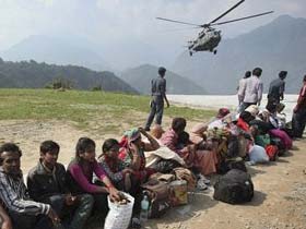 uttarakhand_pilgrims_awaiting_rescue_by_air_force_new_280_635076859512132557.jpg