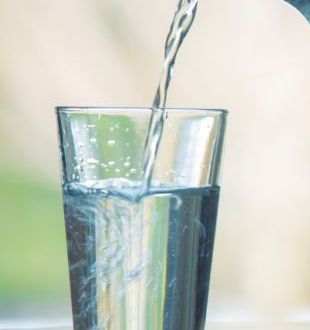 4  Benefits of Drinking Water + Why You Should Skip Cold Water