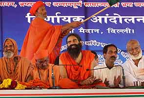 काले धन पर बरसे रामदेव, सरकार ने गिनाई अपनी उपलब्धि
