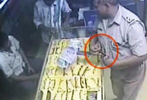 गाजियाबाद में मोबाइल चुराते दारोगा की करतूत कैमरे में हुई कैद