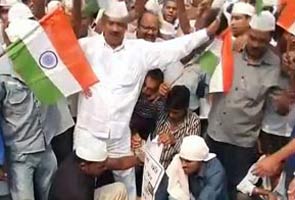 दामाद को बचाने के लिए क्रूरता पर उतर आई है कांग्रेस : केजरीवाल