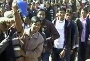 रांची वनडे : टिकट के लिए धोनी की भाभी को भी कतार में खड़ा होना पड़ा