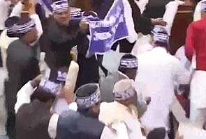 यूपी विधानसभा में मायावती के विधायकों का जबरदस्त हंगामा