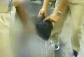 बिहार  : बाल पकड़कर युवक को घसीटते हुए ले गई पुलिस