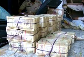 नीम-हकीम के छोटे से घर में मिले तीन करोड़ रुपये, पुलिस हैरान