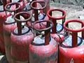 सरकार ने सब्सिडी वाले सिलेंडरों की संख्या बढ़ाने के संकेत दिए