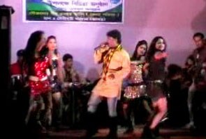 तृणमूल के स्थापना दिवस में नाचीं बार गर्ल्स, नेताओं ने लुटाए नोट