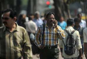 मोबाइल कंपनियों ने घटाए मुफ्त मिनट, टैरिफ वाउचर महंगे