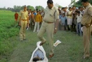 यूपी : पुलिस अफसर ने जूतों से हटाया शव पर ढका कपड़ा