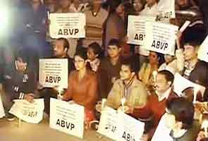 दिल्ली गैंगरेप : इंडिया गेट से गृहमंत्रालय के बाहर पहुंचे प्रदर्शनकारी