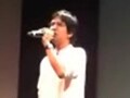 Video : Dev Anand fan pays singing tribute