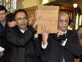 Video: Dev Anand given a tearful farewell amid rich tributes