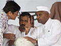 Video : Anna Hazare apologises for mistreatment of media, warns he won't tolerate a repeat